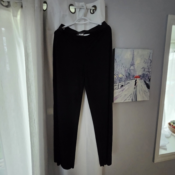 Artizan Black and White Garment - Picture 2 of 2